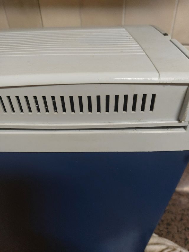 Dos Neveras  una  de ellas para acampar