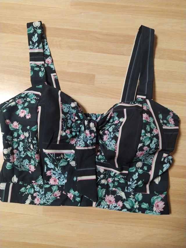 Top estivo floreale nero