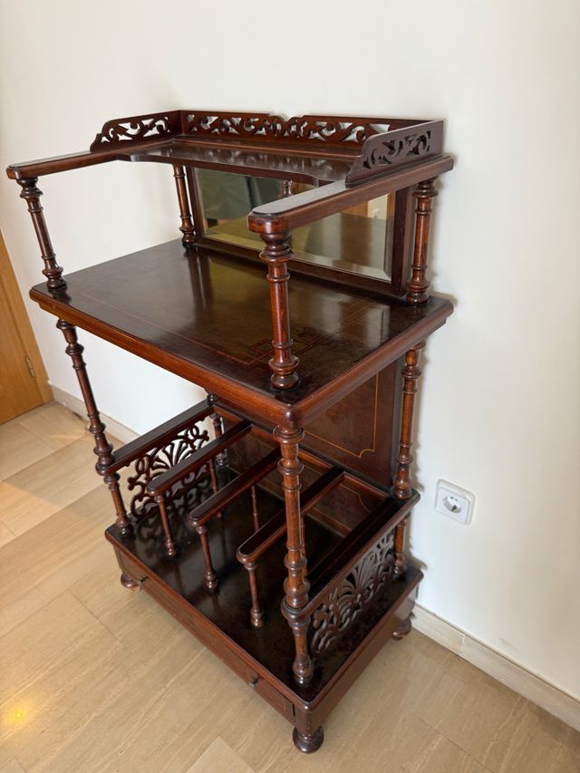 Vecchia cameriera in legno