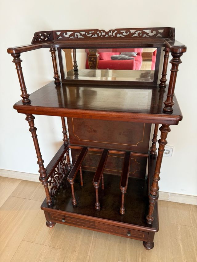 Vecchia cameriera in legno