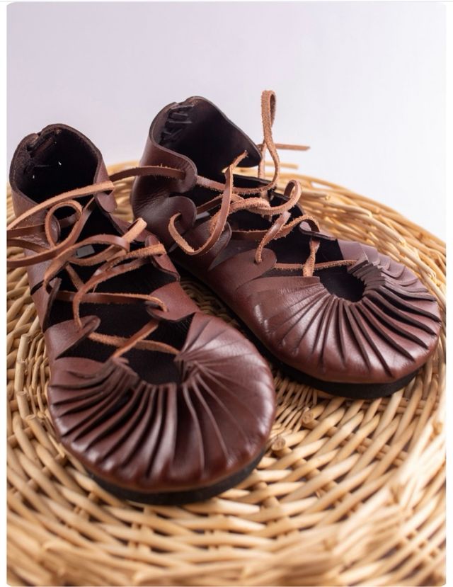 Sandalias romanas cuero marrón 42.

Carbatinas