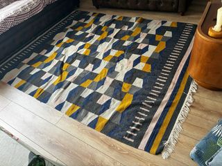 Alfombra geométrica azul y amarilla