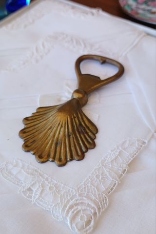 Apribottiglia vintage a conchiglia