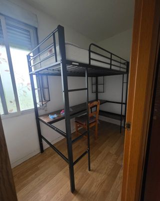 Cama alta con escritorio - Negra y marrón
