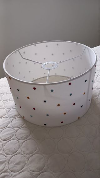 Lámpara techo con lunares bordados.