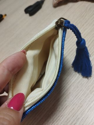 Monedero artesanal azul y blanco