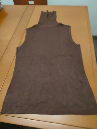 Jersey marrón cuello alto sin mangas