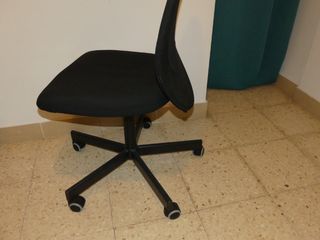 Silla oficina giratoria negra