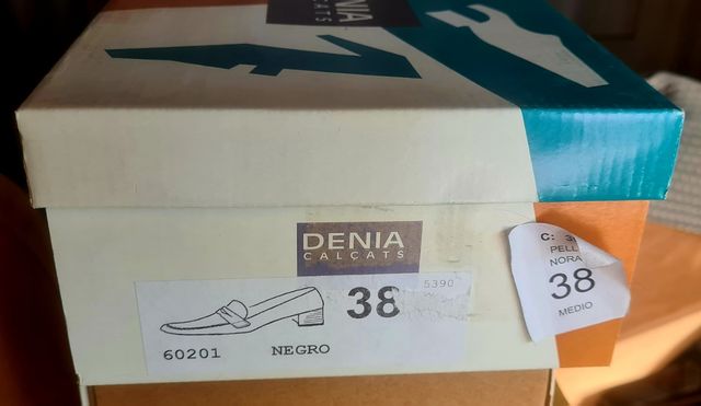 Zapatos negros de vestir descatalogados.