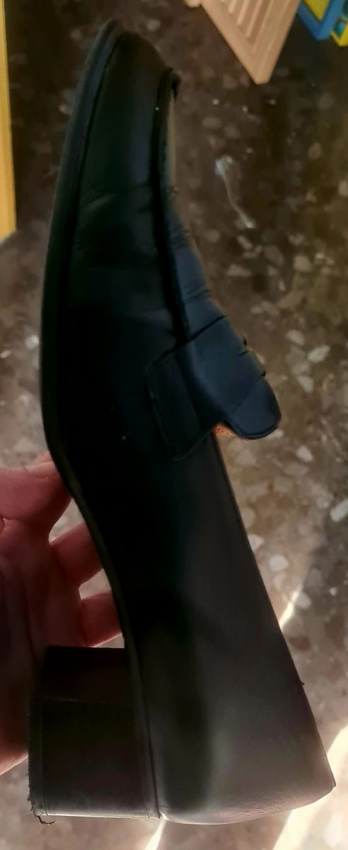 Zapatos negros de vestir descatalogados.