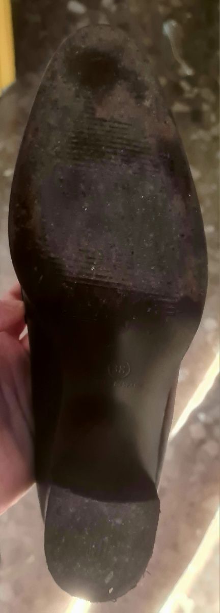 Zapatos negros de vestir descatalogados.