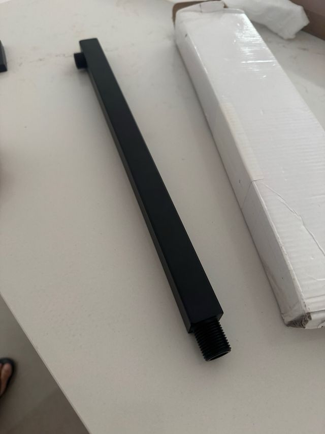 Brazo de ducha con cabezal cuadrado