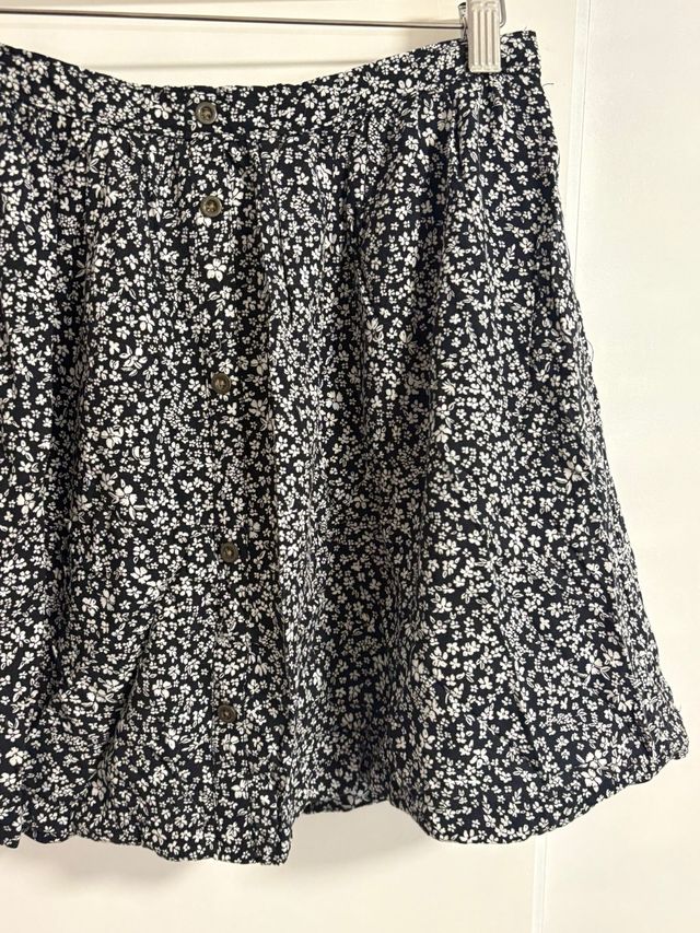 Minifalda floral con botones y bolsillos laterales