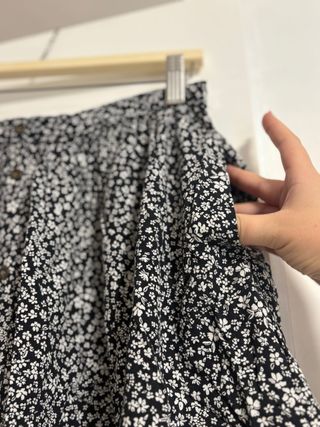 Minifalda floral con botones y bolsillos laterales