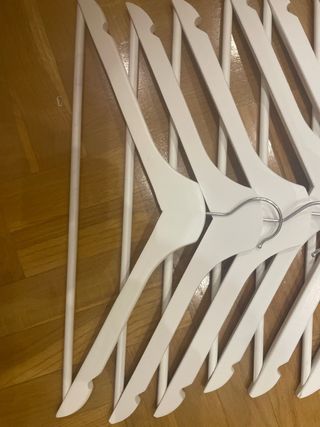 20 Perchas blancas de madera