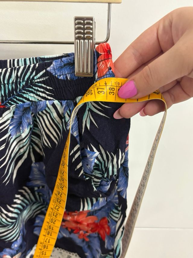 Pantalón corto goma elástica y bolsillos