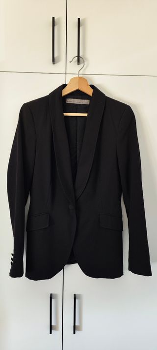 Chaqueta Zara Basic negra ajustada.