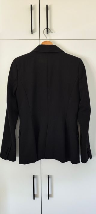 Chaqueta Zara Basic negra ajustada.