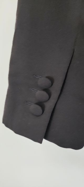 Chaqueta Zara Basic negra ajustada.
