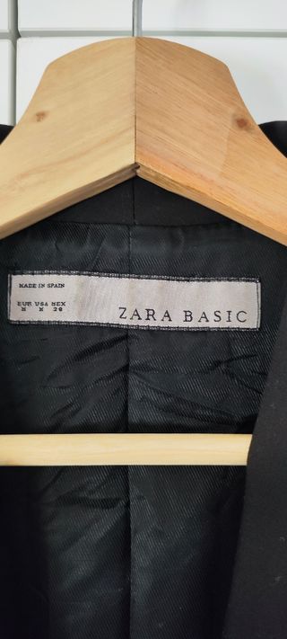 Chaqueta Zara Basic negra ajustada.