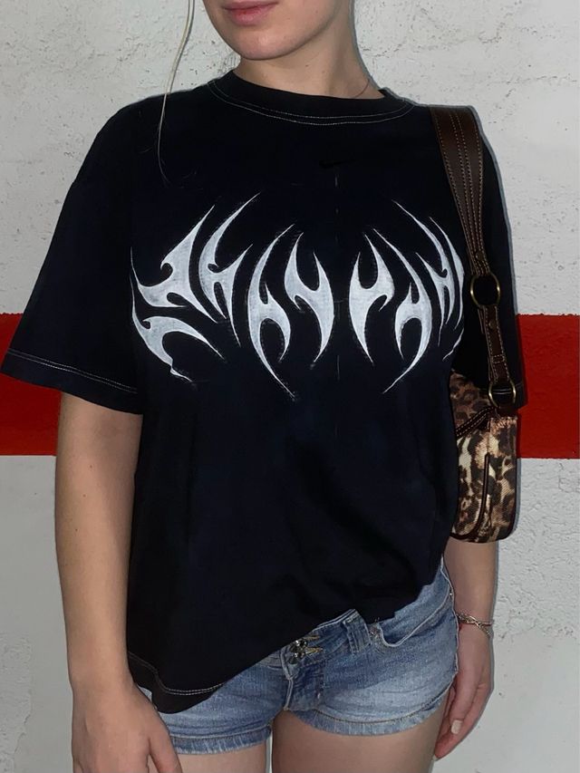 Camiseta Nike negra c/diseño blanco