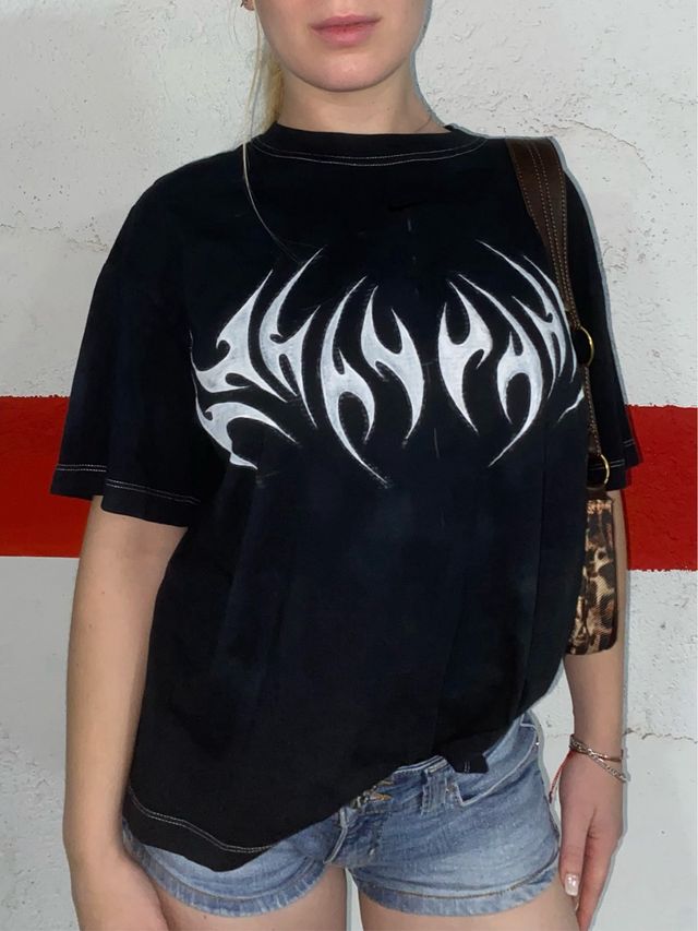 Camiseta Nike negra c/diseño blanco