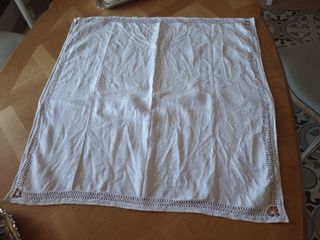 Tovaglietta da tè in puro lino bianco.