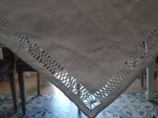 Tovaglietta da tè in puro lino bianco.