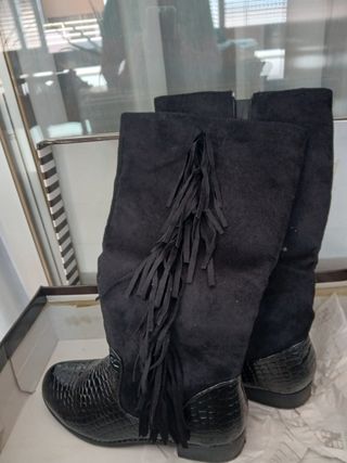 Botas altas negras con flecos