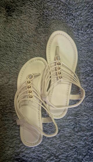 Sandalias planas beige nuevas, sin uso.