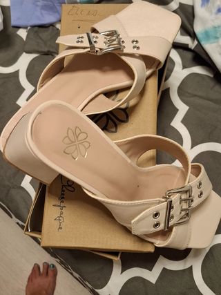 Sandalias beige verano tacón bajo