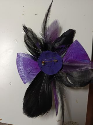 Broche plumas morado-negro