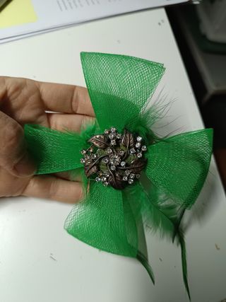 Broche verde hecho a mano