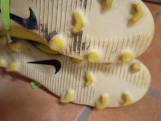 Botas Nike fútbol - negras  amarillas