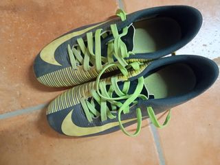 Botas Nike fútbol - negras  amarillas