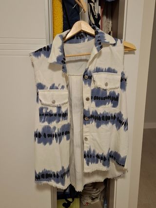 Chaleco vaquero tie-dye