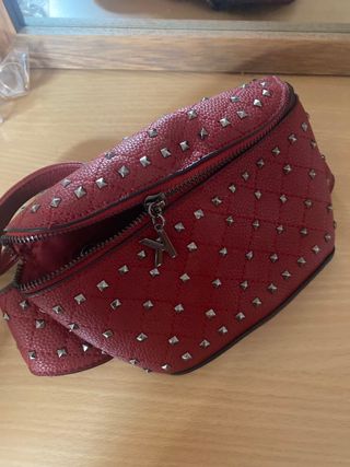 Riñonera granate Martina K - Tachuelas
