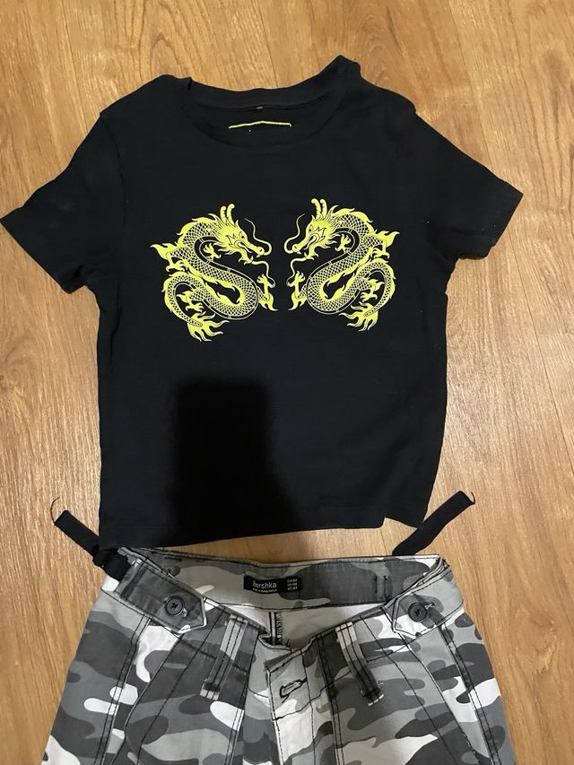 Camiseta negra (34) y pantalón cargo gris (34)