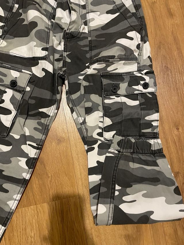 Camiseta negra (34) y pantalón cargo gris (34)