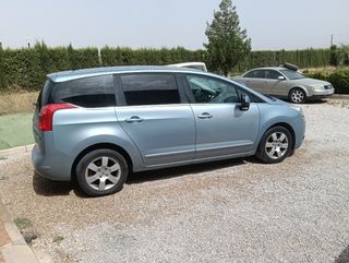 Peugeot 5008 2011