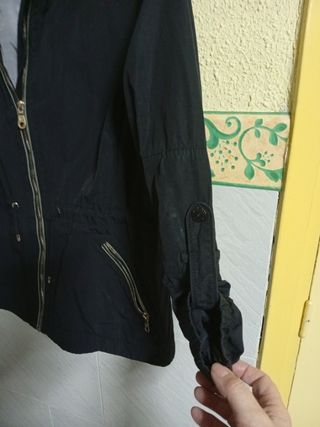 Parka negra con capucha