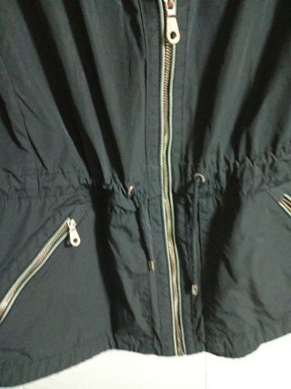 Parka negra con capucha
