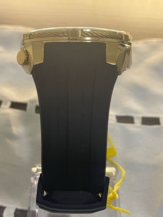 Reloj Invicta dorado y negro