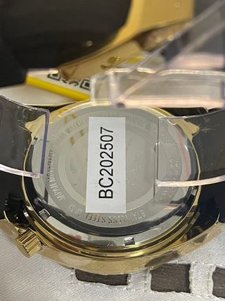 Reloj Invicta dorado y negro