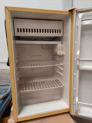 Pequeña nevera con congelador. Amarilla

