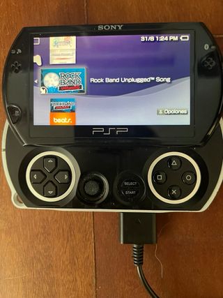 PSP Go negra + cargador + juegos
