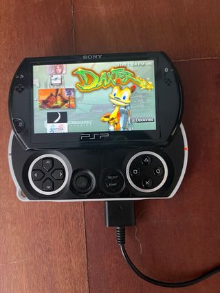 PSP Go negra + cargador + juegos