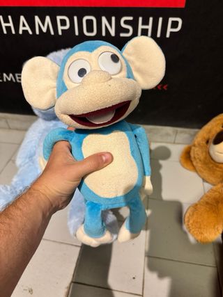 Lote de 6 peluches y muñeca 
