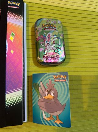 Álbum y lata Pokémon TCG