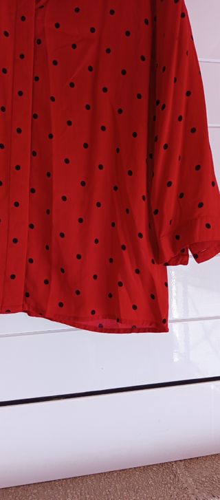 Camisa roja lunares negros
